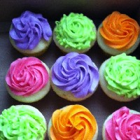 8 Photos of Neon Round Cakes With Cupcakes Around